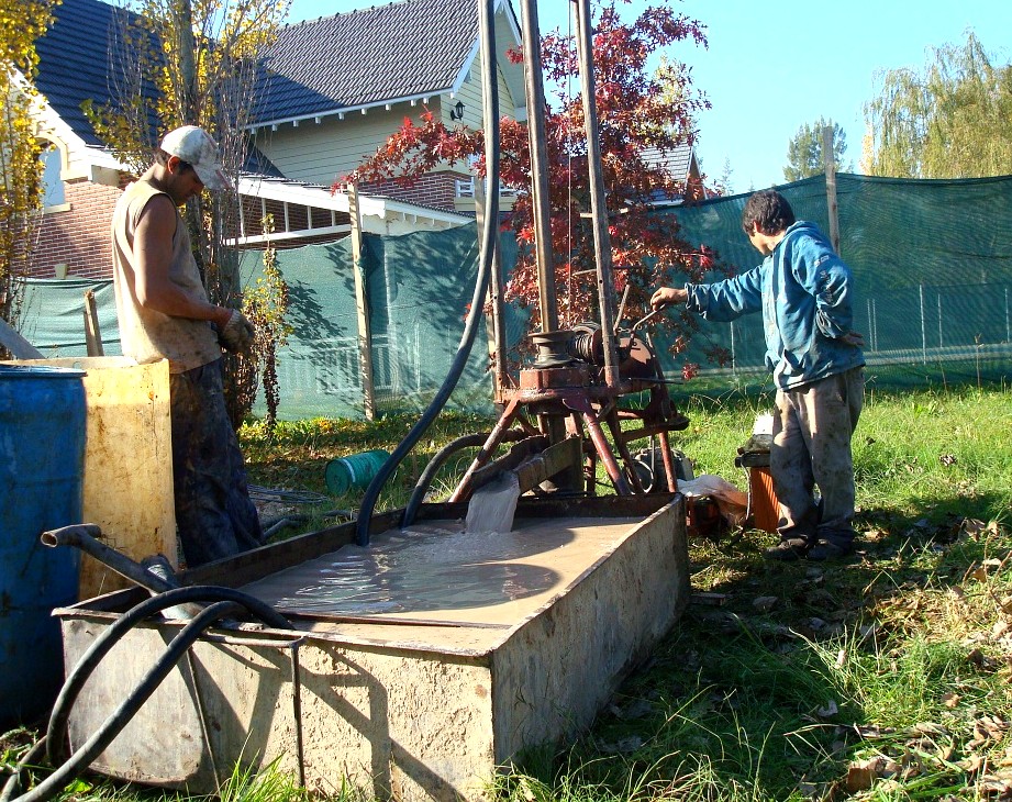 Máquina perforando en terreno residencial
