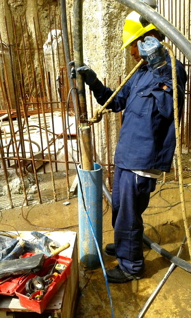 Instalación de electrobomba sumergible y empalme estanco