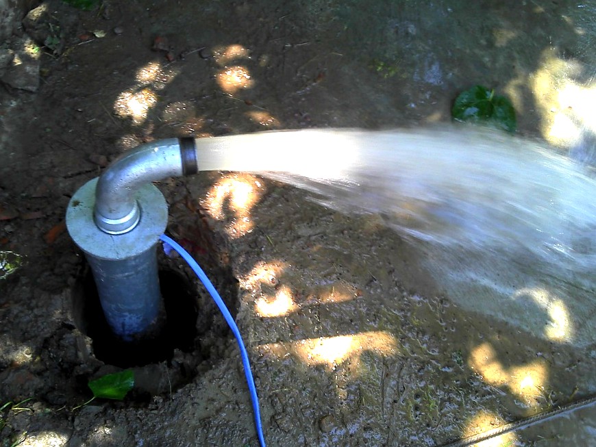 Salida de agua cristalina y caudal constante a boca de pozo